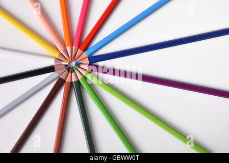 Contexte de gradient crayons de couleur placée sur le tableau blanc du cercle. Vue d'en haut Banque D'Images