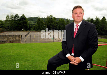 Simon Northcott, directeur général de St Anselm, sur le terrain de l'école préparatoire de Bakewell, dans le Derbyshire, après que l'école ait échoué au nouveau test d'avantages publics. Banque D'Images