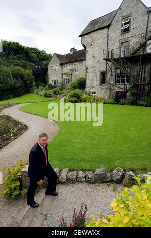 Simon Northcott, directeur général de St Anselm, sur le terrain de l'école préparatoire de Bakewell, dans le Derbyshire, après que l'école ait échoué au nouveau test d'avantages publics. Banque D'Images