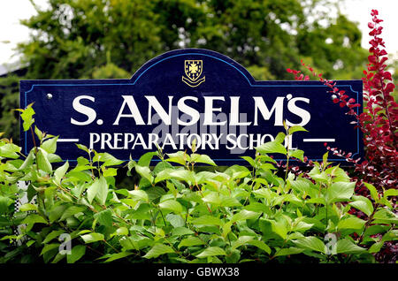 Une vue générale de la signalisation à l'extérieur de l'école de St Anselm à Bakewell, dans le Derbyshire, après que l'école ait échoué au nouveau test d'avantages publics. Banque D'Images