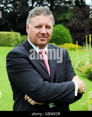 Simon Northcott, directeur général de St Anselm, sur le terrain de l'école préparatoire de Bakewell, dans le Derbyshire, après que l'école ait échoué au nouveau test d'avantages publics. Banque D'Images