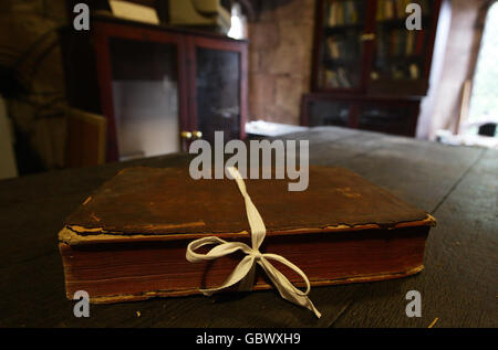 Suppression de la bibliothèque de l'église Sainte-Marie.Un des livres d'une bibliothèque paroissiale entière à l'église Sainte-Marie de Nantwich, Cheshire. Banque D'Images