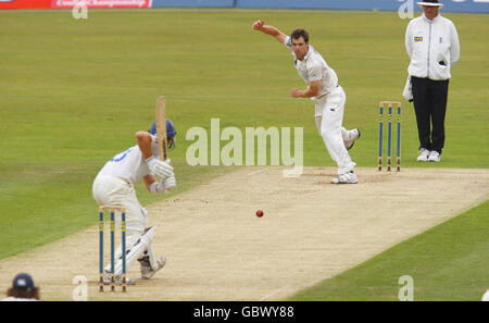 Le lanceur du Hampshire James Tomlinson en action lors du match de la Liverpool Victoria County Championship Division One au Arundel Castle Cricket Club, Arundel. Banque D'Images