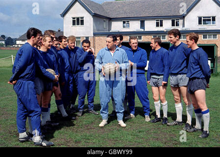 Harry Catterick, directeur d'Everton (c), donne une discussion d'équipe à ses joueurs au cours de leur séance d'entraînement le lundi précédant la finale; (l-r) Fred Pickering, Brian Harris, Alex Young, Tommy Wright, Gordon West, Colin Harvey, Derek Temple, Jimmy Gabriel, Mike Trebilcock, Catterick, Alex Scott, ?, Ray Wilson, Brian Labone, Brun sable Banque D'Images