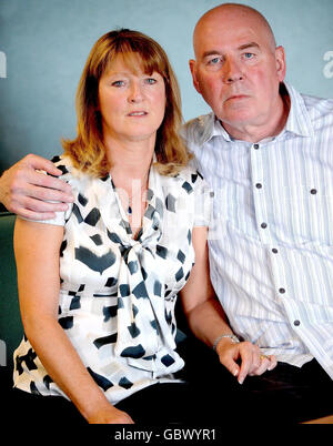 Anne et Glyn Silcock, les parents de PC Mike Silcock, 30 ans, qui a été frappé par un pilote à succès et à l'extérieur du pub Frog and Railway à Didsbury Road, Heaton Mersey, Manchester, le vendredi 6 mars. Banque D'Images