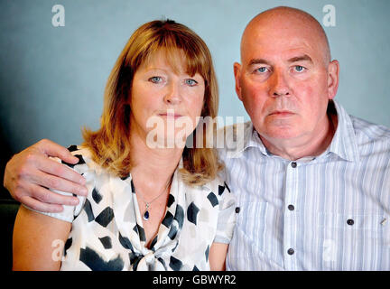 Anne et Glyn Silcock, les parents de PC Mike Silcock, 30 ans, qui a été frappé par un pilote à succès et à l'extérieur du pub Frog and Railway à Didsbury Road, Heaton Mersey, Manchester, le vendredi 6 mars. Banque D'Images