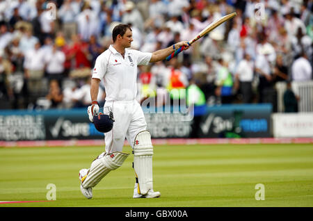 Andrew Strauss d'Angleterre part à la fin de la partie de jours après avoir obtenu 161 points non sortis, pendant le premier jour du deuxième match du npower Test à Lord's, Londres. Banque D'Images