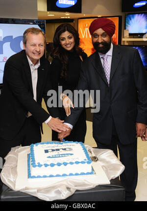 Andy Griffiths (à gauche), vice-président de Samsung UK, Shilpa Shetty et John Digwa, fondateur de PRC, ont ouvert la nouvelle zone Samsung à la boutique phare de PRC Hi-Fi & Video à Ilford, Essex. Banque D'Images