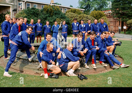 Les membres possibles de l'équipe de la coupe du monde d'Angleterre se rassemblent autour d'une fontaine à Lilleshall : (debout, de gauche à droite) Bobby Moore, Ian Callaghan, Jack Charlton, Peter Bonetti,Gordon Banks, Gordon Milne, Ron Flowers, John Connelly (penché), Bobby Charlton,Jimmy Armfield, Nobby Stiles, entraîneur les Cocker, entraîneur Wilf McGuinness, Norman Hunter,L'entraîneur Harold Shepherdson, Gerry Byrne, George Cohen, Ron Springett; (séance,l-r) Johnny Byrne (retour), Peter Thompson, George Eastham, Geoff Hurst, Martin Peters,Keith Newton, Alan ball, Terry Paine Banque D'Images