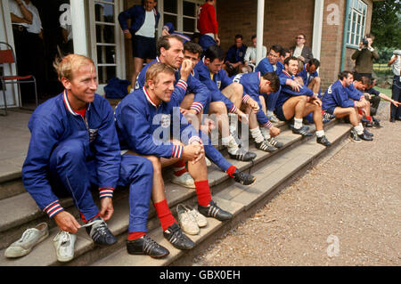 Les candidats à l'équipe de la coupe du monde d'Angleterre sont vêtus de leurs chaussures : (l-r) Bobby Charlton, Peter Thompson, Ron Springett, Peter Bonetti, Gordon Banks, Norman Hunter, Johnny Byrne, Terry Paine (pour la plupart caché), Jimmy Armfield, Roger Hunt (pour la plupart caché), Jimmy Greaves, Gerry Byrne, Ian Callaghan (pour la plupart caché), Gordon Milne Banque D'Images