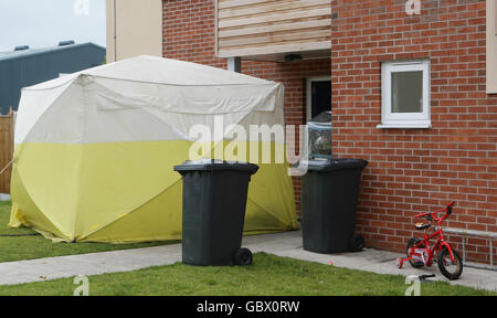 Un vélo d'enfant a été laissé à l'avant d'une maison dans la région d'Openshaw de Manchester, où trois frères et sœurs ont été tués dans un incendie. Banque D'Images