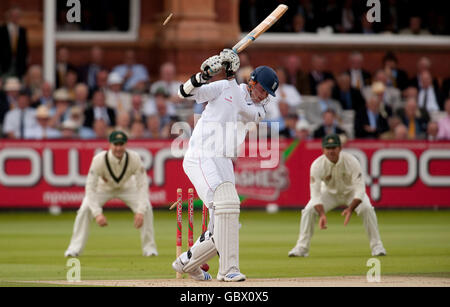 Le Stuart Broad d'Angleterre est sous le charme de Ben Hilfenhaus d'Australie pendant la deuxième journée du deuxième match du npower Test à Lord's, Londres. Banque D'Images