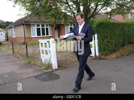 Le chef conservateur David Cameron défend les électeurs de Norwich, où il faisait campagne pour l'élection partielle de Norwich dans le Nord. Banque D'Images