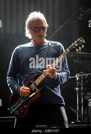 Paul Weller se produit sur la scène principale au cours du 2e jour du 15ème Festival International de Benicassim à Benicassim, Espagne. Banque D'Images