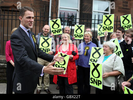 Le candidat du SNP, David Kerr, s'adresse aux militants du SNP lors de leur campagne pour le week-end de la foire de Glasgow dans la circonscription de Glasgow Nord-est. Banque D'Images