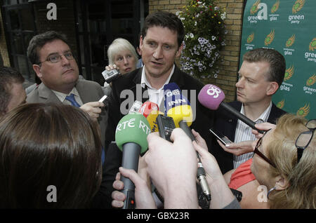 (De gauche à droite) leaders du Parti Vert, Dan Boyle, Mary White, Eamon Ryan et Trevor Sargent parlent aux médias avant une réunion de ses membres pour discuter de la révision du Programme pour le Gouvernement et décider de la position de la partie sur le deuxième référendum sur le Traité de Lisbonne à Dublin ce matin. Banque D'Images