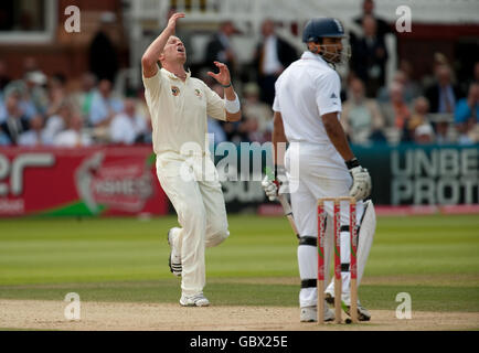 Peter Siddle d'Australie réagit alors que le capitaine Ricky Ponting laisse tomber le Ravi Bopara d'Angleterre pendant la troisième journée du deuxième match du npower Test à Lord's, Londres. Banque D'Images