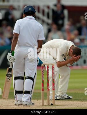 Peter Siddle d'Australie réagit alors que le capitaine Ricky Ponting laisse tomber le Ravi Bopara d'Angleterre pendant la troisième journée du deuxième match du npower Test à Lord's, Londres. Banque D'Images