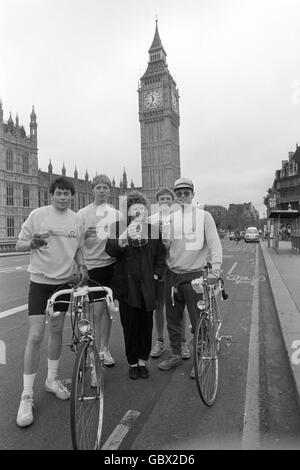 La chanteuse écossaise Barbara Dickson à Westminster Bridge accueille les cyclistes dévoniens, de gauche à droite, Mike court, Julian Dorey, Jonathon Cope, Et Paul Singer, alors qu'ils sont arrivés à mi-chemin d'un relais sans arrêt de cycle de 450 miles aidant la British Heart Foundation. Banque D'Images