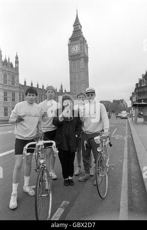 La chanteuse écossaise Barbara Dickson à Westminster Bridge accueille les cyclistes dévoniens, de gauche à droite, Mike court, Julian Dorey, Jonathon Cope, Et Paul Singer, alors qu'ils sont arrivés à mi-chemin d'un relais sans arrêt de cycle de 450 miles aidant la British Heart Foundation. Banque D'Images