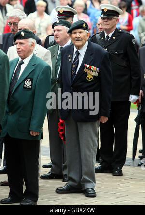 Un ex-militaire se prépare à déposer des couronnes au Cenotaph, à l'hôtel de ville de Belfast, en Irlande du Nord. Banque D'Images