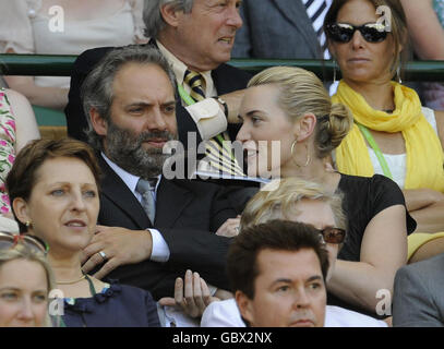 Kate Winslet et son mari Sam Mendes regardent de la Royal Box sur Center court pendant les championnats de Wimbledon au All England Lawn tennis and Croquet Club, Wimbledon, Londres. Banque D'Images