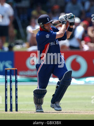 Cricket - coupe du monde 2003 - Angleterre / Namibie. Ronnie Irani, en Angleterre, se bat contre la Namibie Banque D'Images