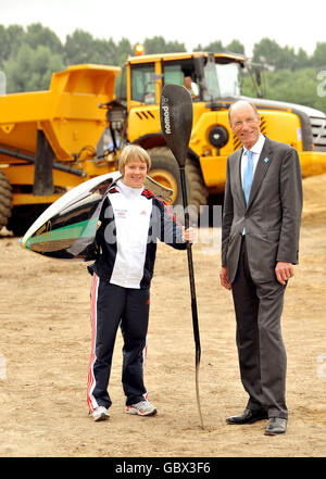 Laura Blakeman, membre de l'équipe de canoë-kayak de Grande-Bretagne et du président de l'ODA (Olympic Delivery Authority), John Armitt, au White Water Canoe Centre de Broxbourne, dans le Hertfordshire, où les travaux ont commencé aujourd'hui pour construire le site du slalom olympique de canoë de Londres en 2012. Banque D'Images