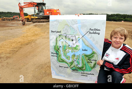 Laura Blakeman, membre de l'équipe de canoë-kayak de Grande-Bretagne, a une impression artistique du centre de canoë-kayak d'eau blanche de Broxbourne, dans le Hertfordshire, où les travaux ont commencé aujourd'hui pour construire le site du slalom olympique de canoë de Londres en 2012. Banque D'Images