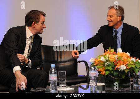 L'ancien Premier ministre Tony Blair (à droite) reçoit la médaille Fenner Brockway, pour ses services aux relations avec l'Inde au Royaume-Uni, de la part du Secrétaire d'affaires Lord Mandelson, au nom des amis travaillistes de l'Inde à la Deutsche Bank à Londres. Banque D'Images