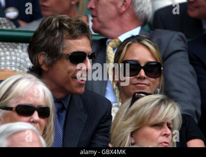 Ben Stiller et sa femme Christine Taylor assistent à la finale féminine entre venus et Serena Williams lors des championnats de Wimbledon 2009 au All England Lawn tennis and Croquet Club, Wimbledon, Londres. Banque D'Images