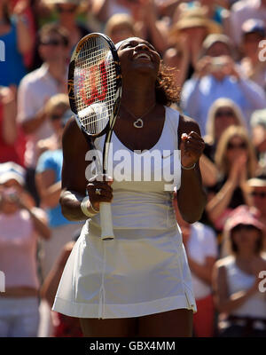 Tennis - Championnats de Wimbledon 2009 - douze jours - le club de tennis et de croquet de pelouse de toute l'Angleterre.La Serena Williams des États-Unis célèbre son passage à la Vénus Williams des États-Unis lors de la finale des dames Banque D'Images