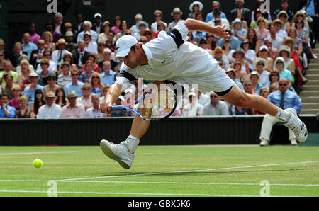 Andy Roddick des États-Unis en action contre Roger Federer de Suisse lors des championnats de Wimbledon au All England Lawn tennis and Croquet Club, Wimbledon, Londres. Banque D'Images