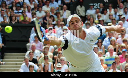 Andy Roddick des États-Unis en action contre Roger Federer de Suisse lors des championnats de Wimbledon au All England Lawn tennis and Croquet Club, Wimbledon, Londres. Banque D'Images