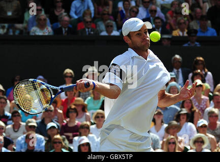 Andy Roddick des États-Unis en action contre Roger Federer de Suisse lors des championnats de Wimbledon au All England Lawn tennis and Croquet Club, Wimbledon, Londres. Banque D'Images