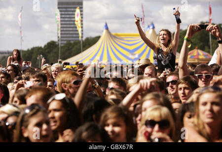 O2 Wireless Festival - Londres.La foule regardant N-Dubz jouer sur la scène principale au Wireless Festival à Hyde Park, dans le centre de Londres. Banque D'Images