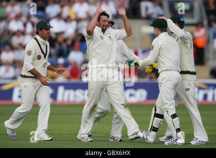 Le joueur de cricket australien Ben Hilfenhaus célèbre avec le gardien de cricket Brad Haddin après avoir pris le cricket du batteur d'Angleterre Paul Collingwood. Pendant la première journée du premier match de npower Test à Sophia Gardens, Cardiff. Banque D'Images