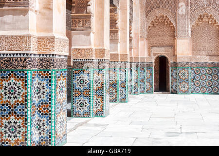 Beau travail d'artisanat à l'intérieur de l'école coranique Medersa Ben Youssef à Marrakech, Maroc. Banque D'Images