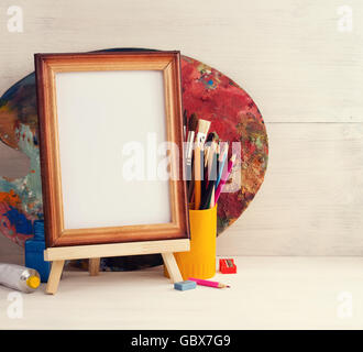 Cadre photo et peintures sur fond de bois Banque D'Images