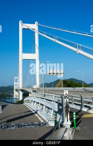 Les ponts qui relient les Kaikyo Kurushima îles d'Oshima et Shikoku dans la mer intérieure de Seto. Banque D'Images