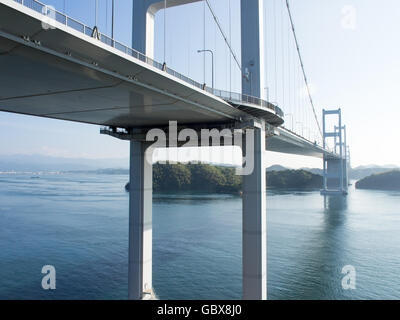 Les ponts qui relient les Kaikyo Kurushima îles d'Oshima et Shikoku dans la mer intérieure de Seto. Banque D'Images