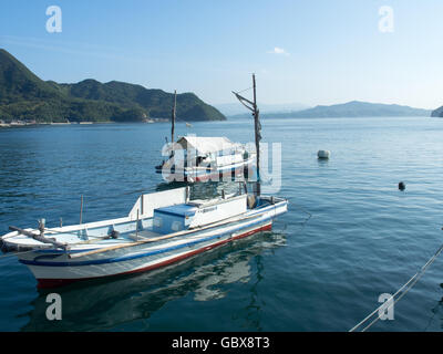 Deux bateaux de pêche en bois amarré dans la mer intérieure de Seto. Banque D'Images