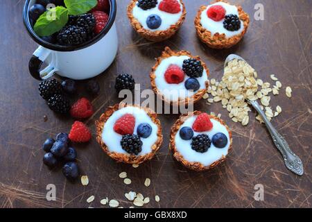 Les cookies d'avoine avec du yaourt et fruits frais Banque D'Images
