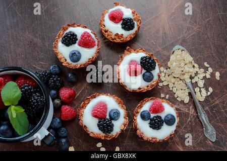 Les cookies d'avoine avec les baies fraîches et des yaourts Banque D'Images