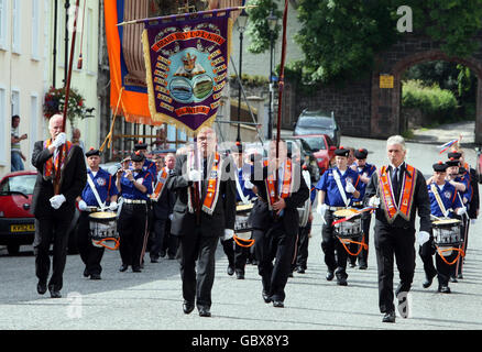Orangemen sur la marche à Glenarm Co Antrim, Ulster pendant le 12 juillet défilent à travers l'Irlande du Nord aujourd'hui. Banque D'Images