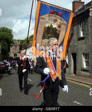 Des milliers de rues pour Orange Parades Banque D'Images