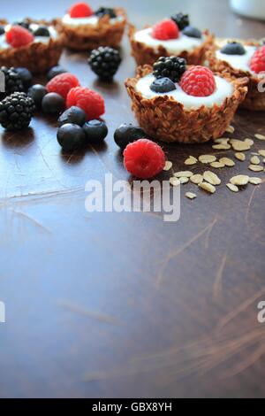 Cookies avoine saine avec des yaourts et des fruits Banque D'Images