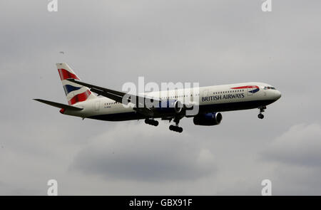 General stock - avions - aéroport de Heathrow.Un Boeing 767 de British Airways atterrit à l'aéroport de Heathrow à Middlesex Banque D'Images