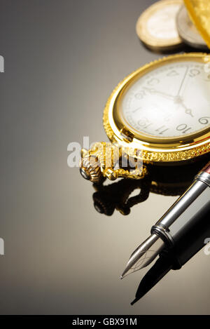 Montre de poche et stylo à encre sur fond noir Banque D'Images