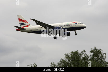 General stock - avions - aéroport de Heathrow.Un Airbus A319 de British Airways atterrit à l'aéroport de Heathrow à Middlesex. Banque D'Images